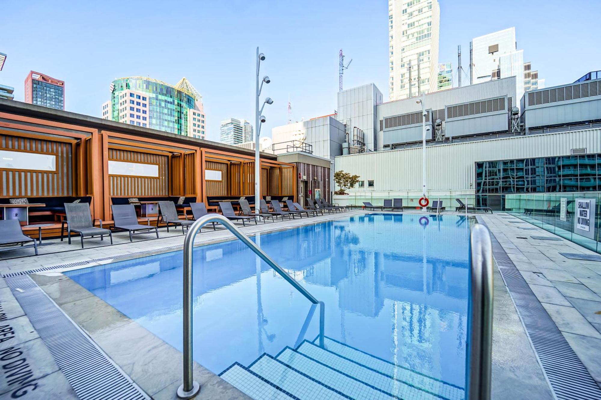 Chol Furnished Suites Heart Of Downtown Toronto, 2 Beds, Free Parking, Cn Tower View ภายนอก รูปภาพ