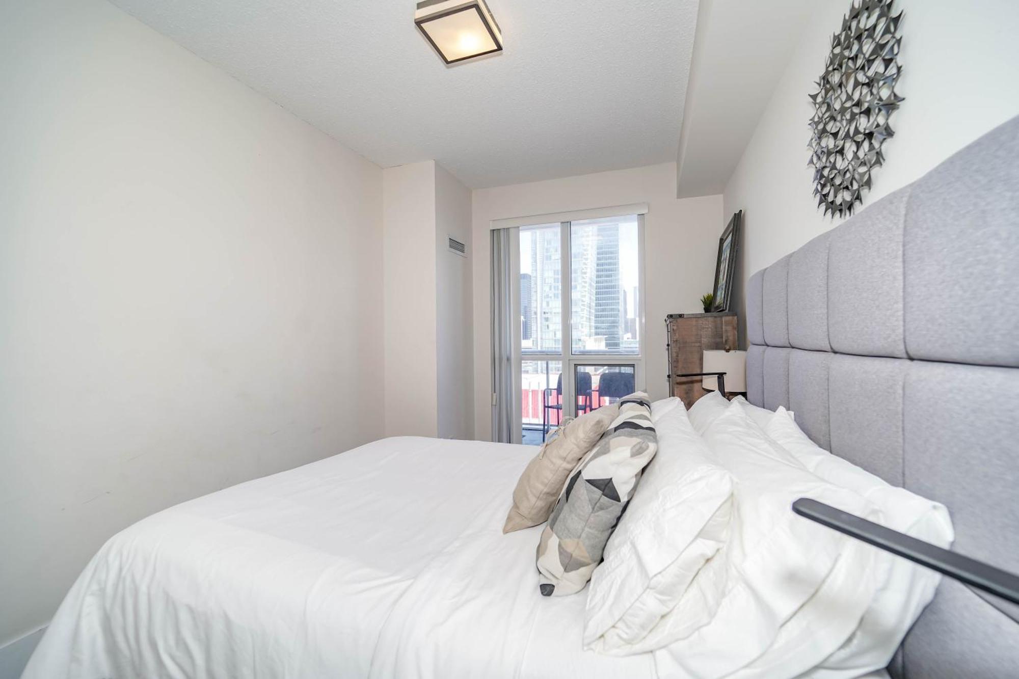 Chol Furnished Suites Heart Of Downtown Toronto, 2 Beds, Free Parking, Cn Tower View ภายนอก รูปภาพ