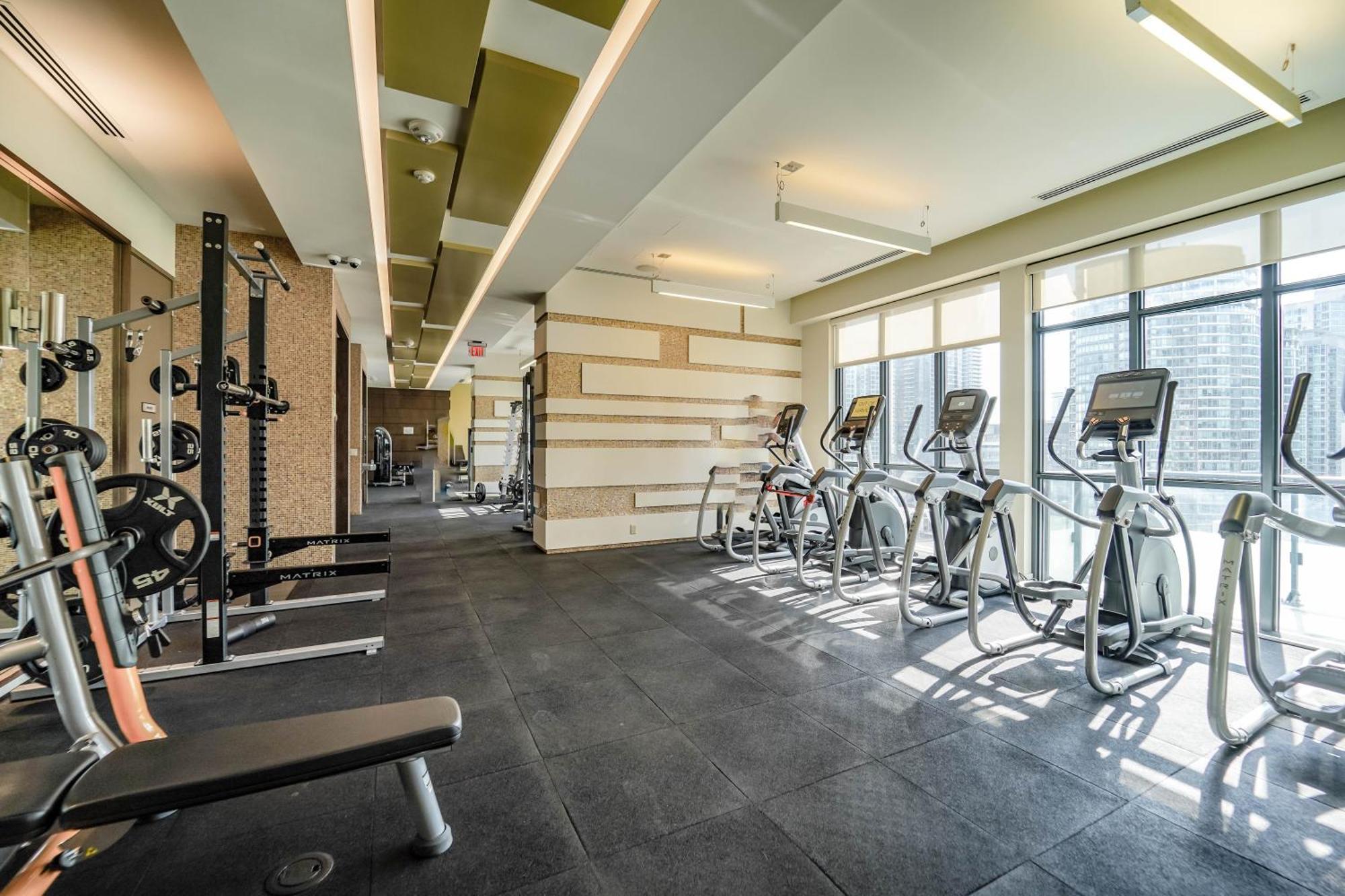 Chol Furnished Suites Heart Of Downtown Toronto, 2 Beds, Free Parking, Cn Tower View ภายนอก รูปภาพ