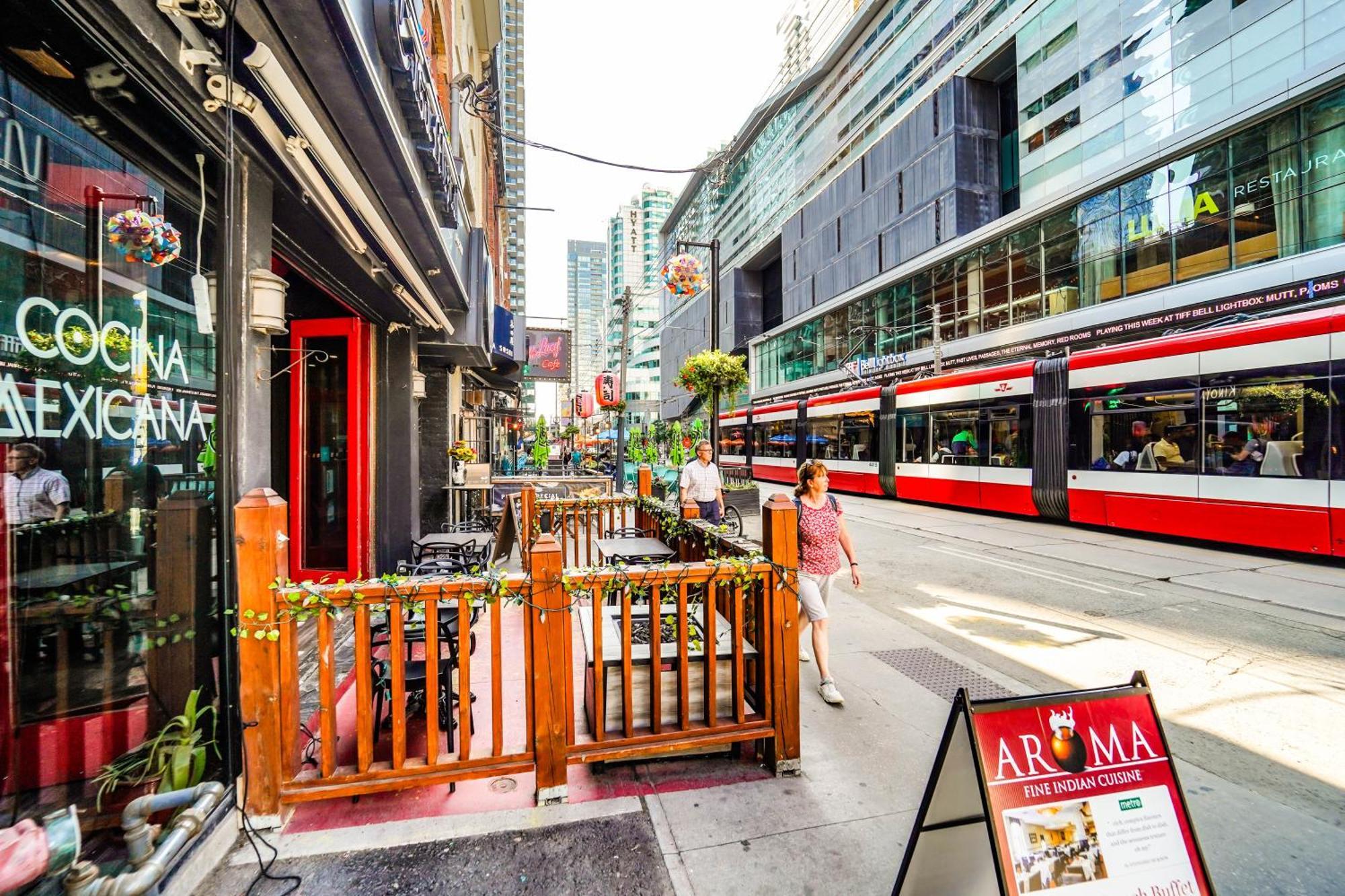 Chol Furnished Suites Heart Of Downtown Toronto, 2 Beds, Free Parking, Cn Tower View ภายนอก รูปภาพ
